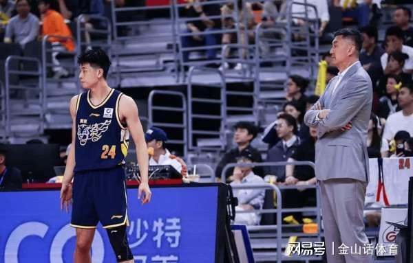 开云体育下载官网-唉！3首发运动战0分，6替补23中4，谁打的好换谁，粤迷直呼看不懂